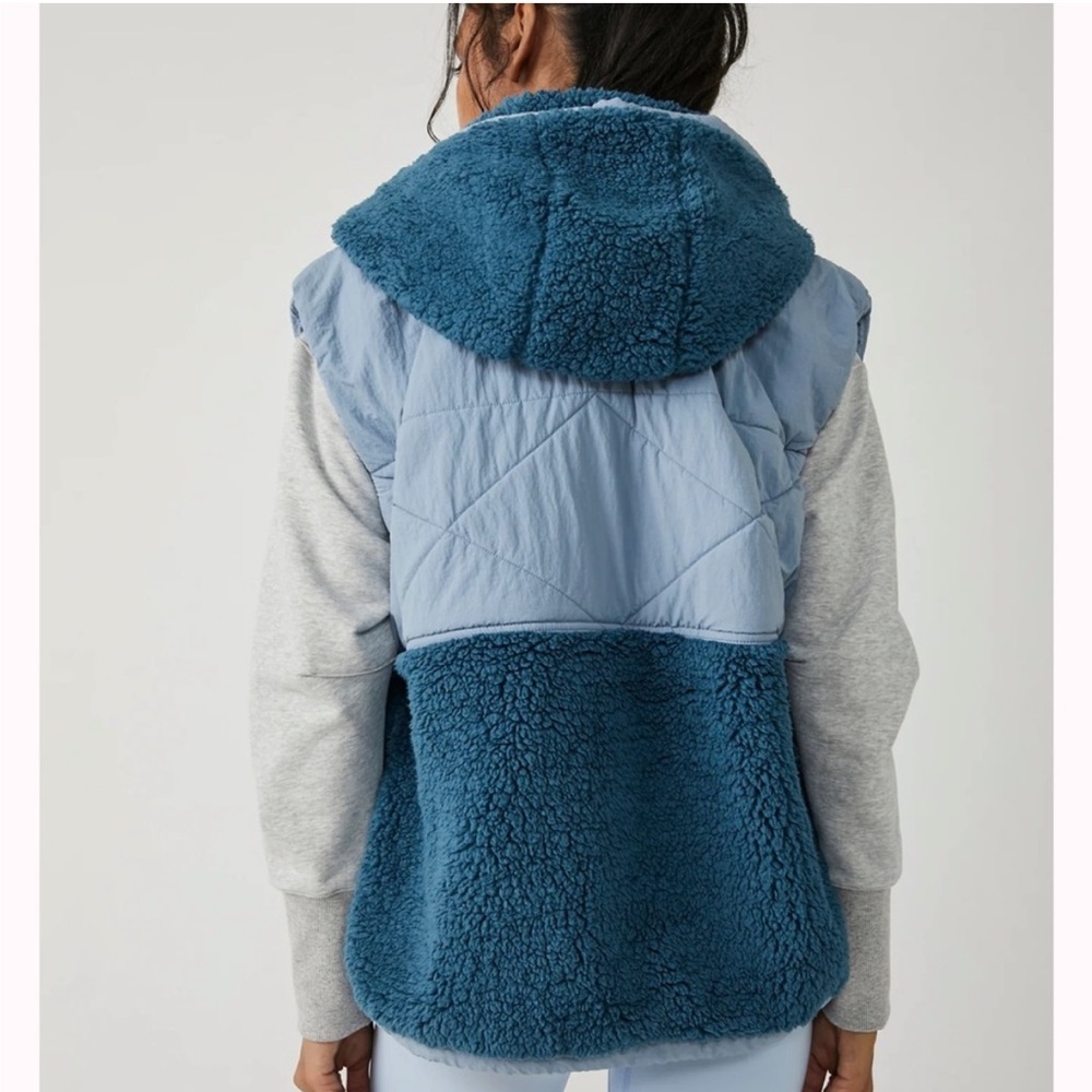 Free People Movement Adventure Awaits Vest Cosmic Sea Blue Size Medium Fleece - Picture 2 of 15